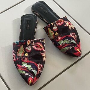 Natori Adore Pointed Satin Toe Mule - Ikebana Print